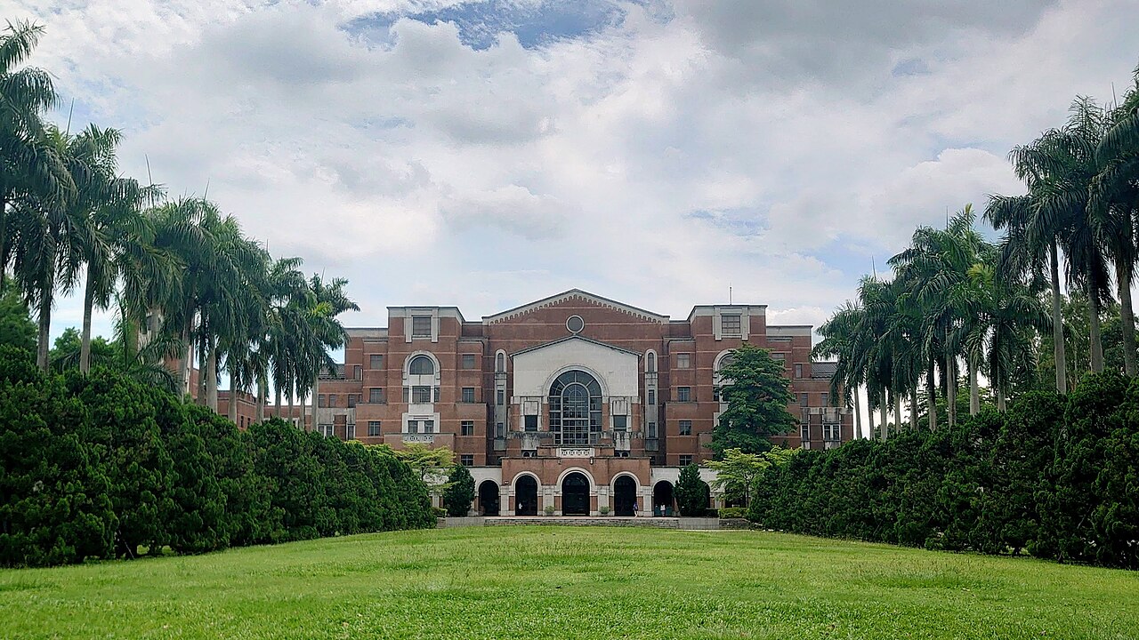 國立臺灣大學總圖書館與草坪，作為台灣高等教育文章封面